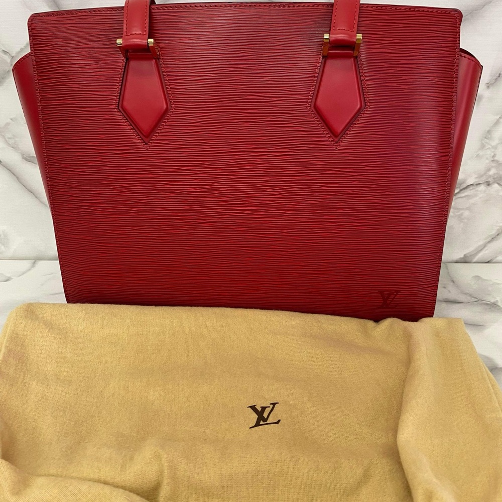 Louis Vuitton LV Duplex Epi Red.

In great condition.